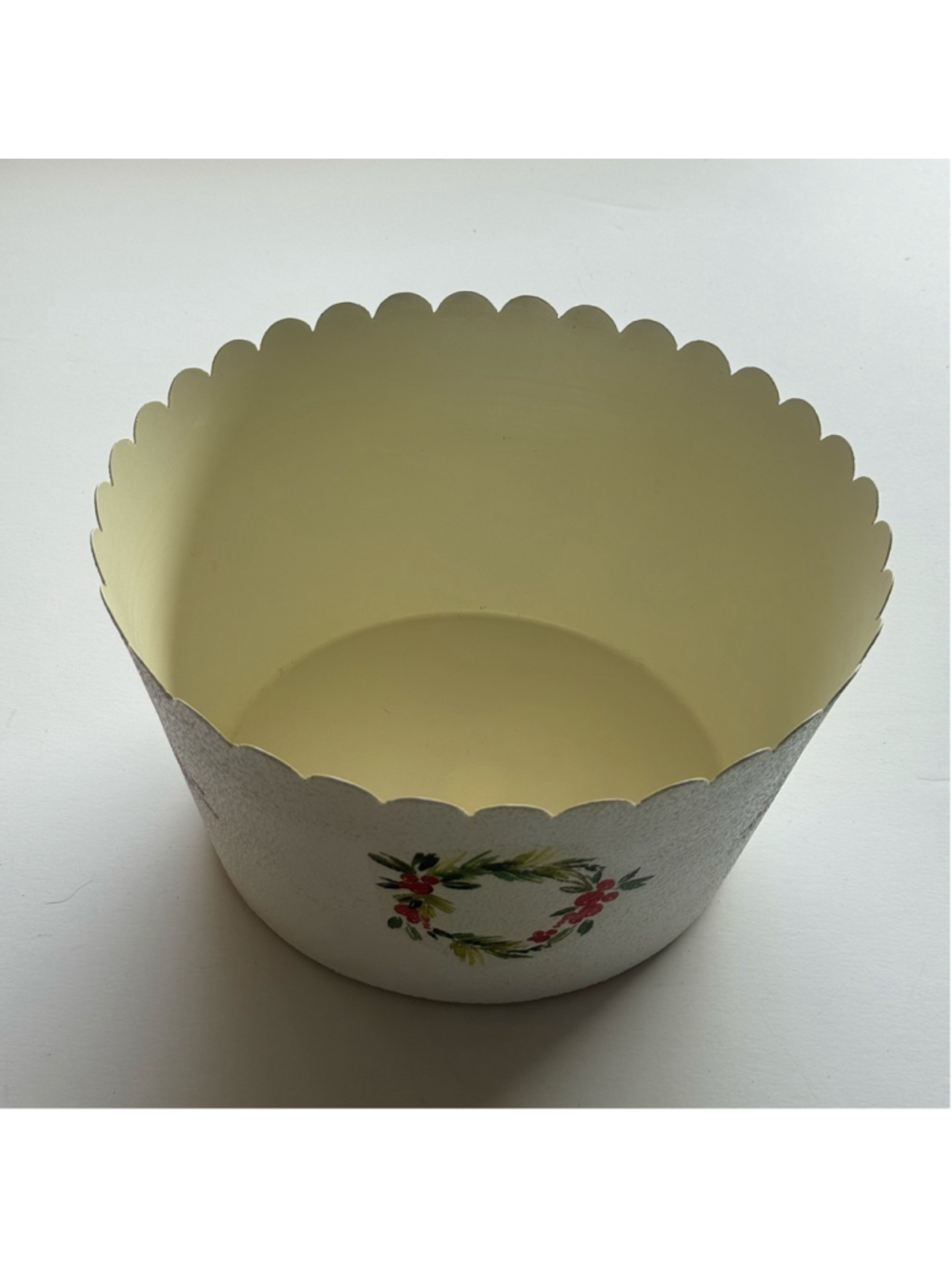 Vintage Christmas Toleware Bowl Scalloped Edge Berry Wreath Metal Bowl Cottageco - Picture 2 of 8